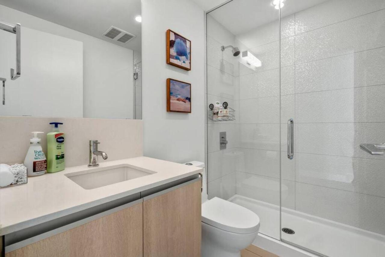 Luxury Apartment On The 9Th Floor Near Stampede, Complimentary Wine, 2 Car Ug Parking 卡加利 外观 照片