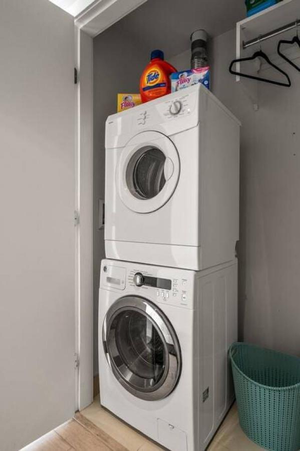 Luxury Apartment On The 9Th Floor Near Stampede, Complimentary Wine, 2 Car Ug Parking 卡加利 外观 照片