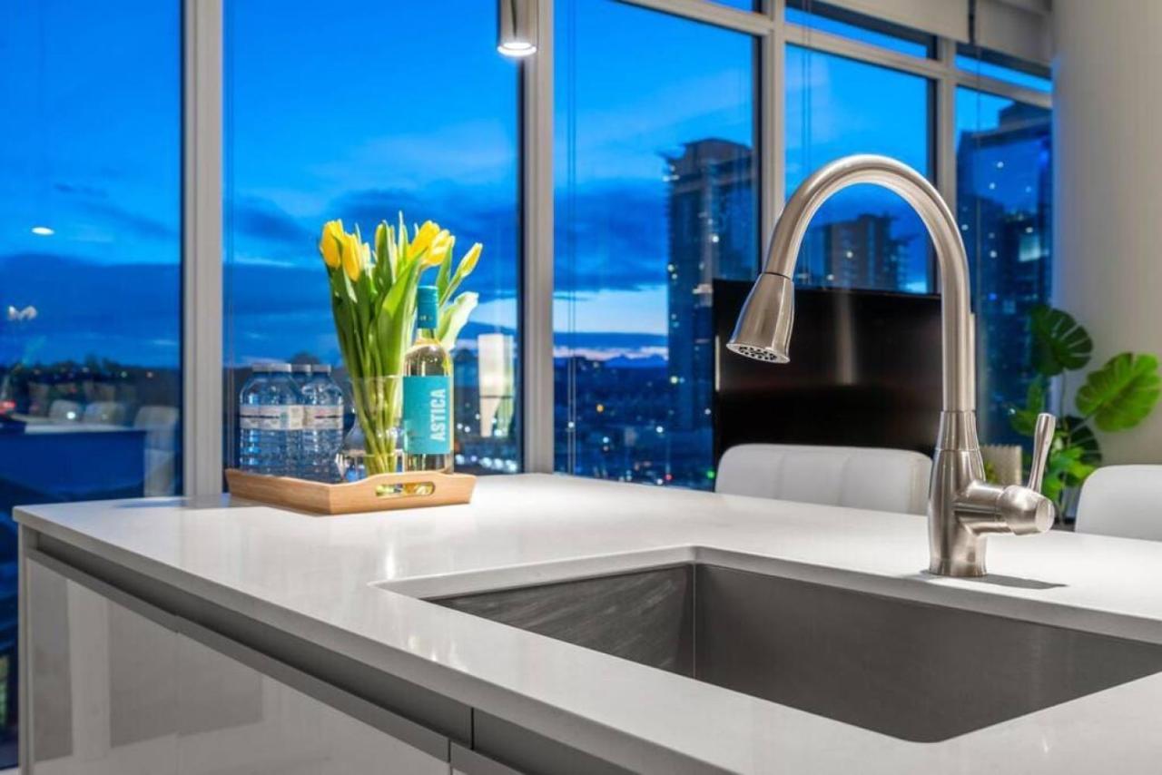 Luxury Apartment On The 9Th Floor Near Stampede, Complimentary Wine, 2 Car Ug Parking 卡加利 外观 照片